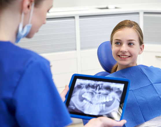 Odontologa viendo radiografía 